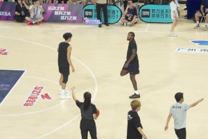 杰伦·格林百分大战对阵陈泽文，上来就是一记轻松双手暴扣！